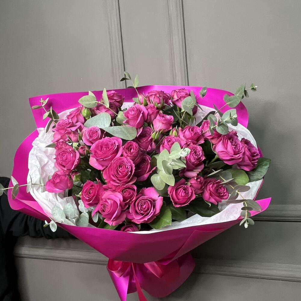 Букет из кустовых роз с эвкалиптом