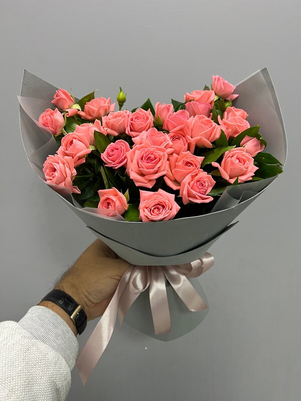 Букет из 9 кустовых коралловых роз в фоамиране
