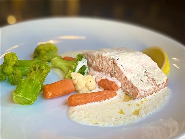 Нежная семга под сливочным соусом с овощами на пару
