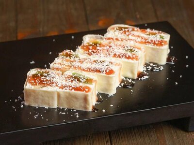 Сладкий ролл клубничный