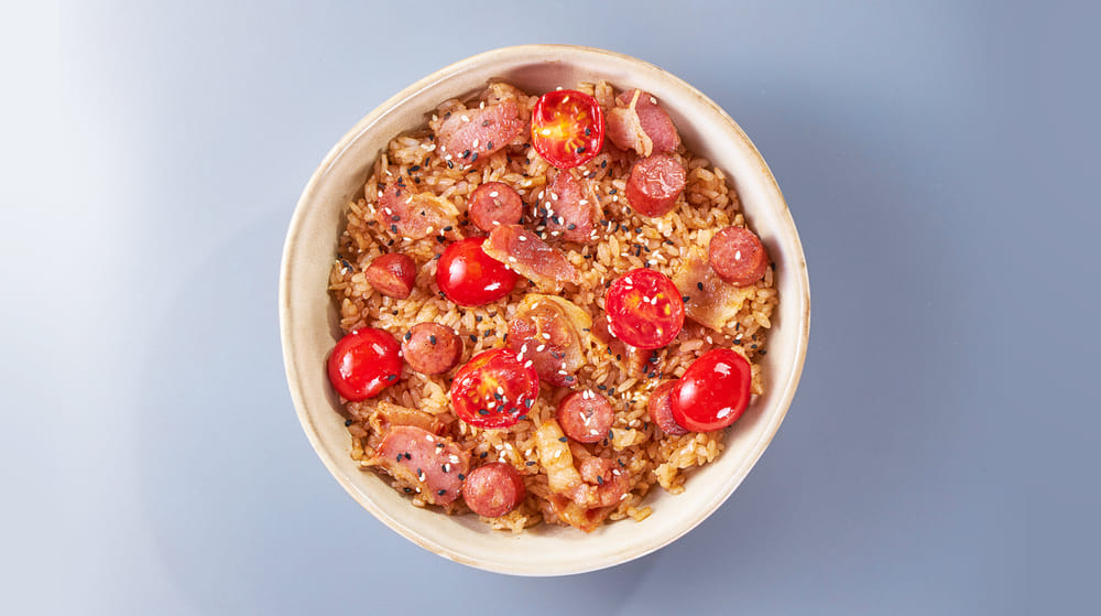Рис с мясом барбекю и беконом