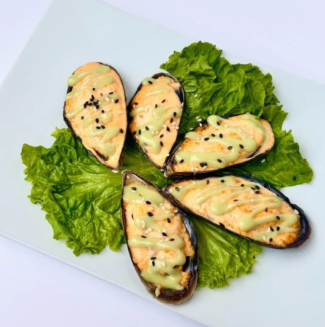 Запеченные мидии с соусом Спайси и васаби-мед