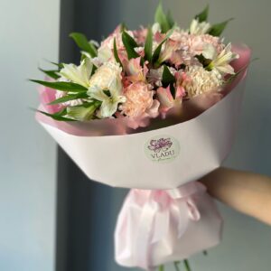 Сборный букет альстромерии с диантусами, и хризантемой