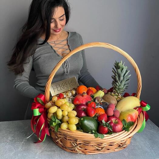 Фруктовая корзина гигант ананас виноград 