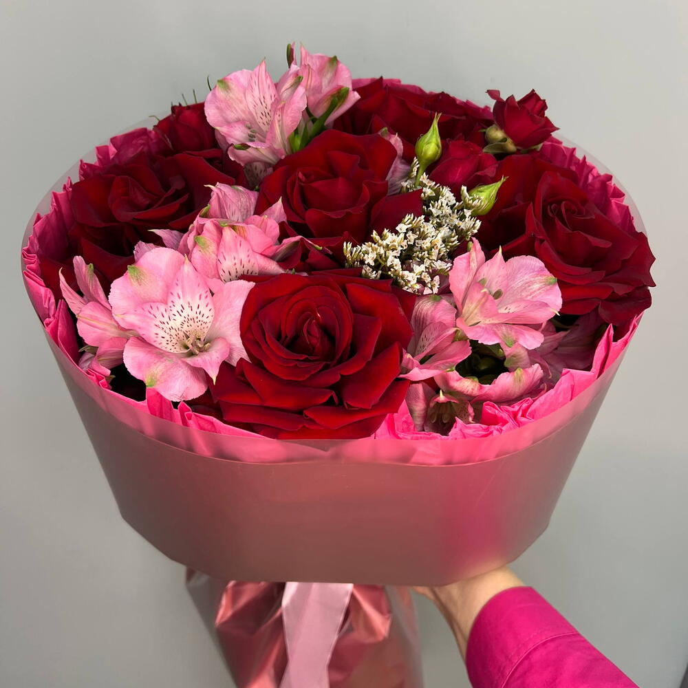 Букет с альстромерией и розой