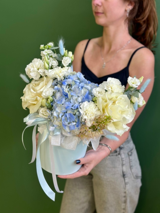 Коробка с гортензией ,французскими розами ,маттиолой и диантусами