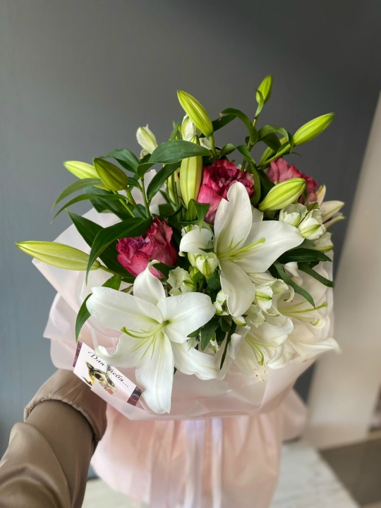 Ароматный букет с лилиями и пионовидными розами
