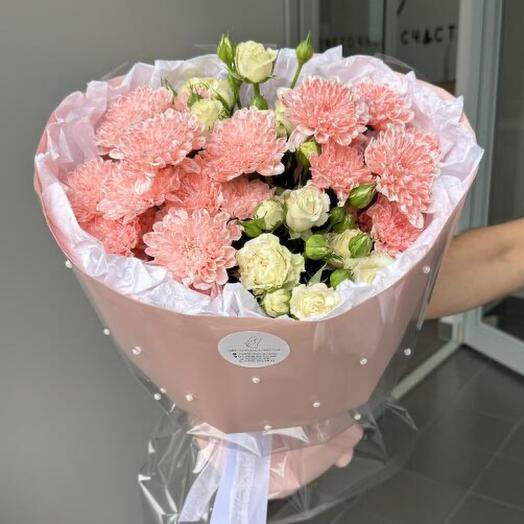 Букет с кустовыми хризантемами и кустовыми розами