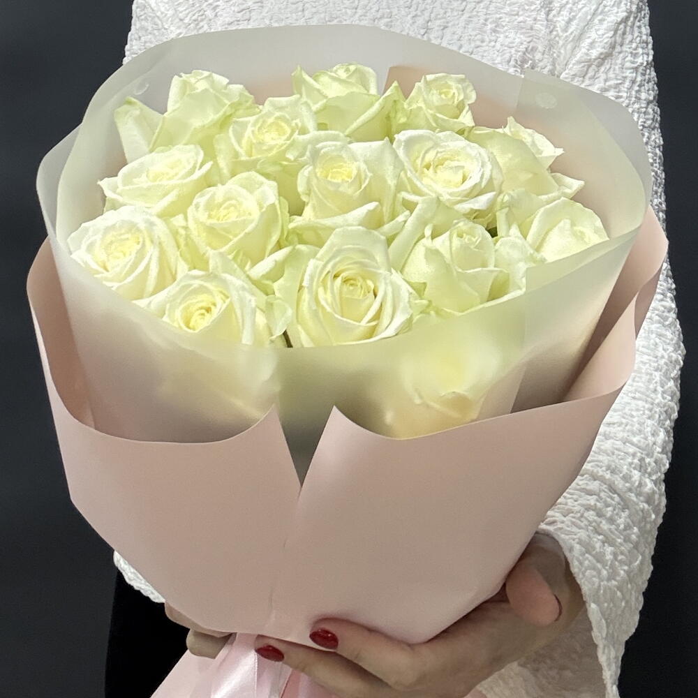 Букет из 15 белых роз в стильной упаковке