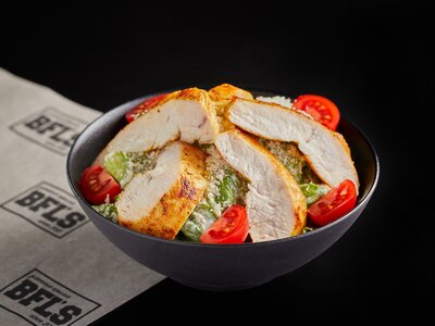 Салат Цезарь с курицей