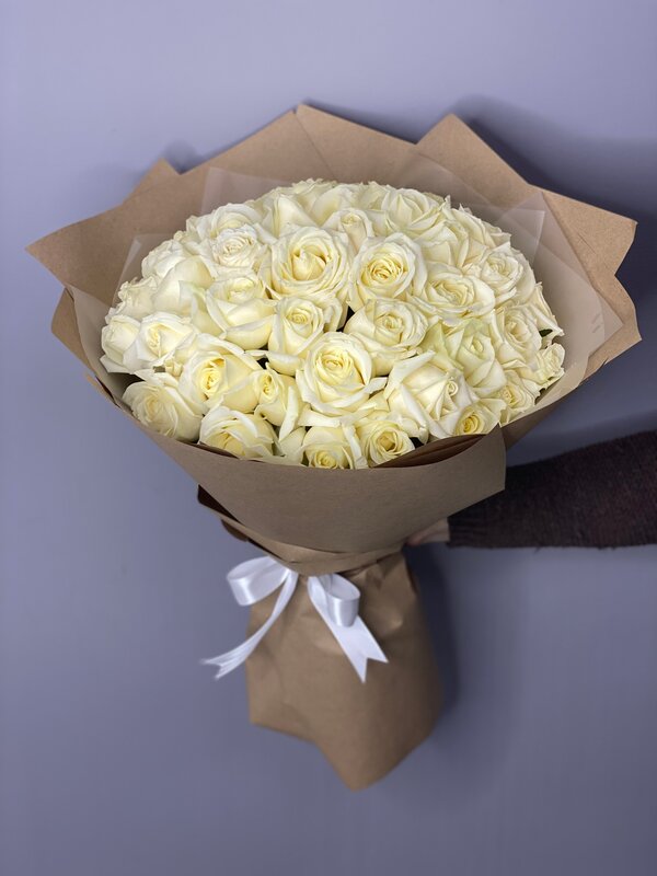Букет из 31 белой розы Аваланж в крафте!