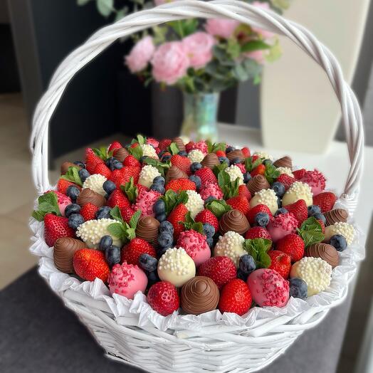 Клубника в шоколаде голубика и мята