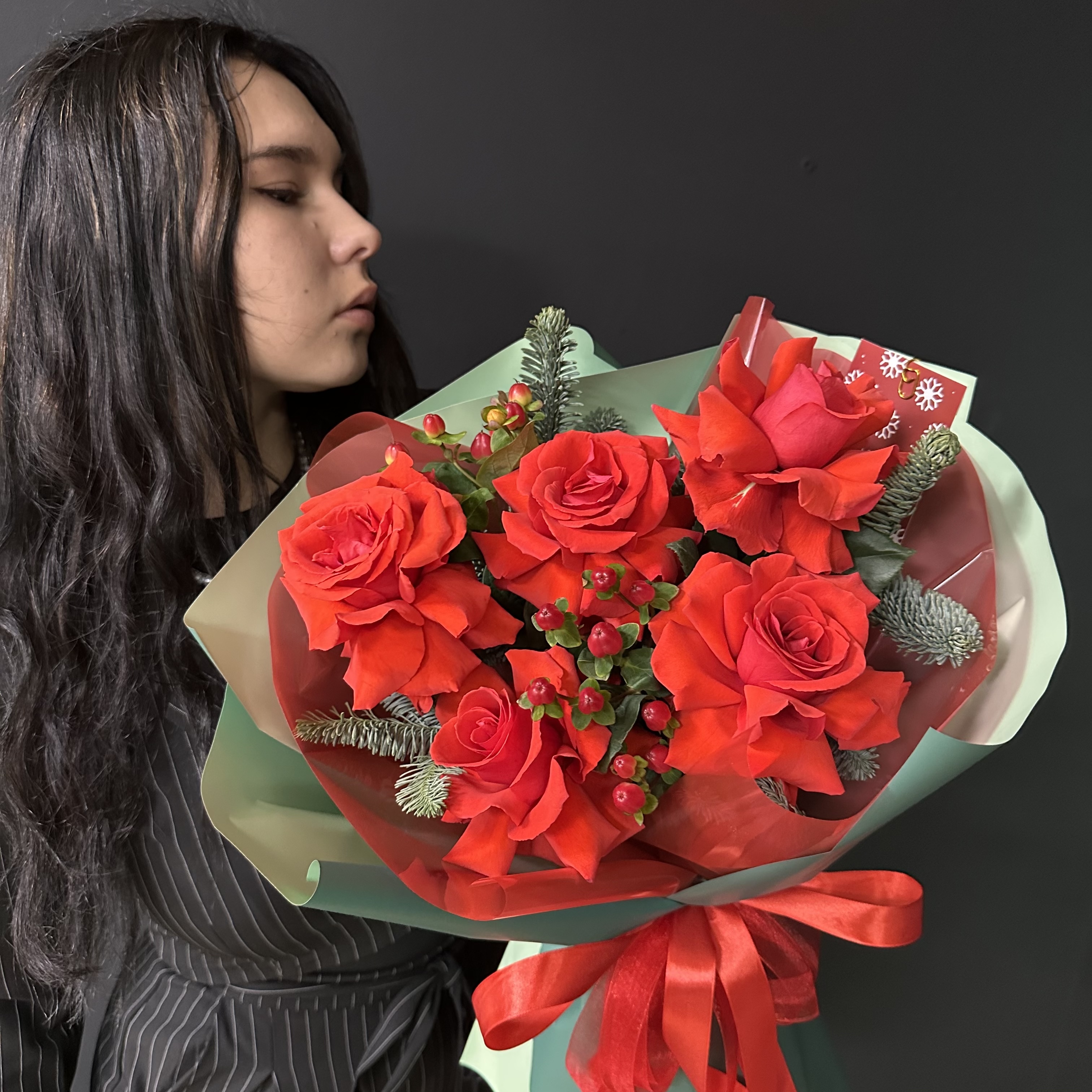 Сборный букет из роз и нобилиса