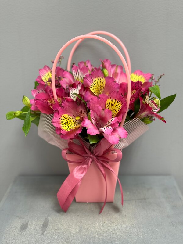 Сумочка из 5 розовых альстромерий