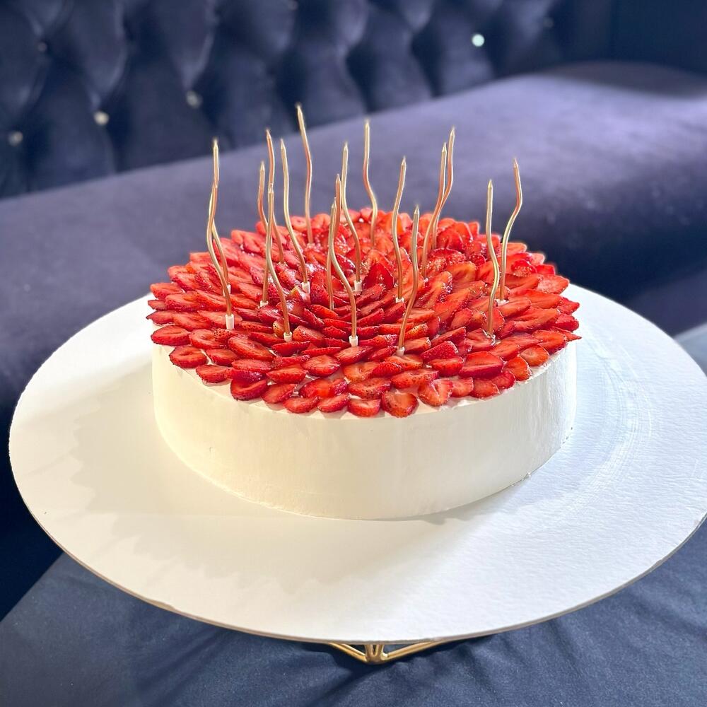 Торт вкусный классика минимализм (клубника со сливками)