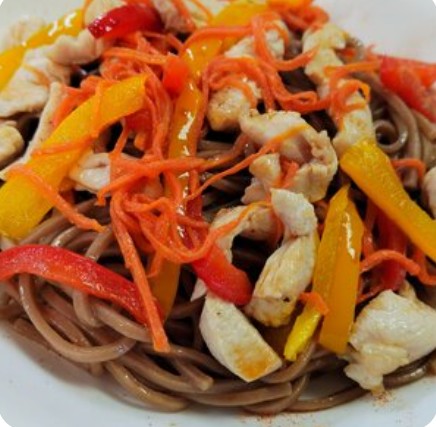 Паста с гречневой лапшой и курицей