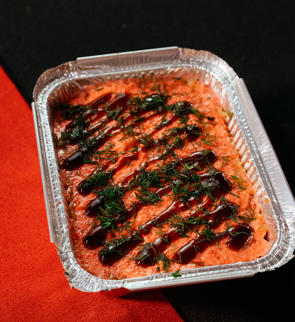 Лейзи Ролл с цыпленком