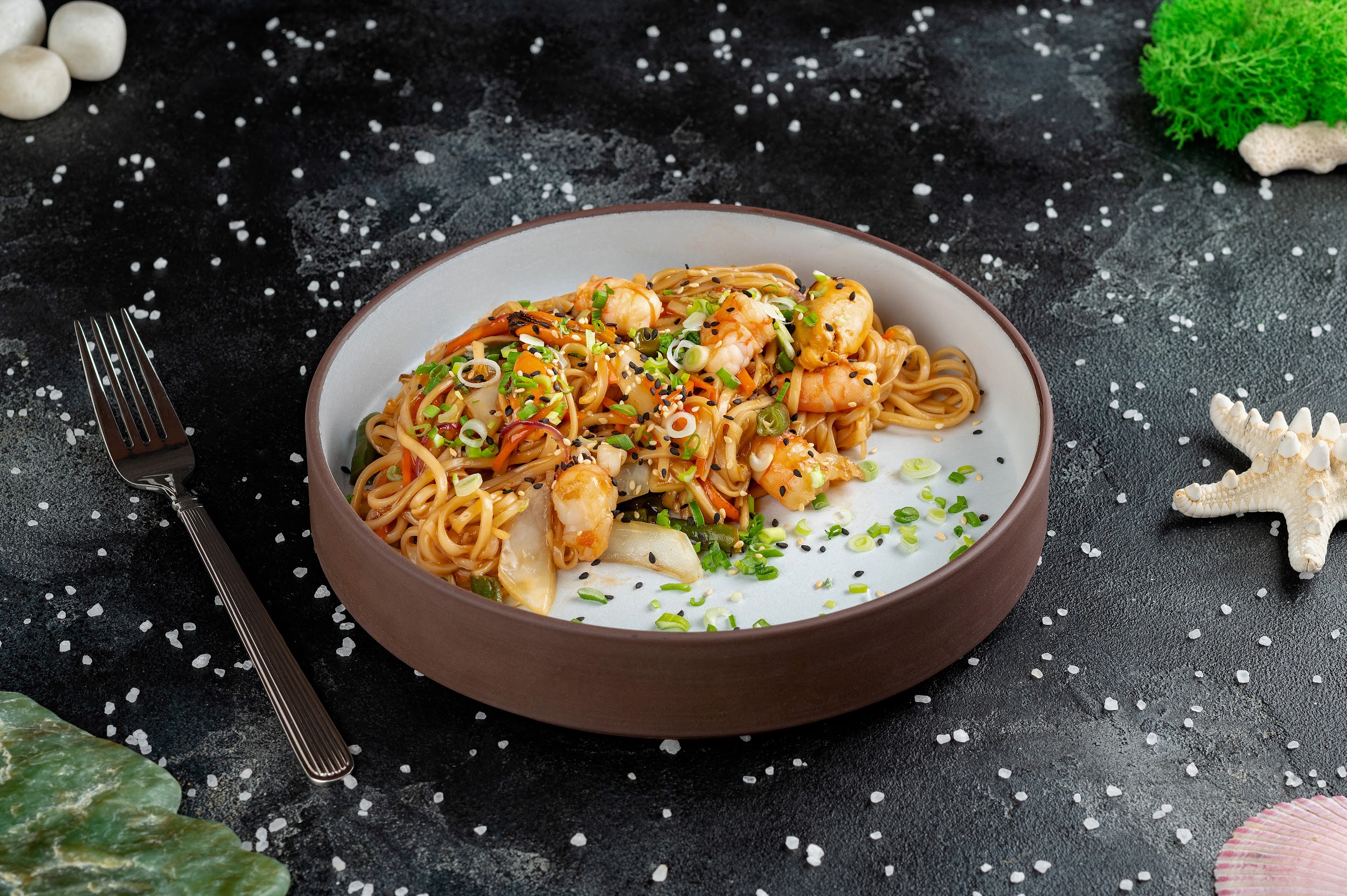 Лапша яичная с морепродуктами в устричном соусе 