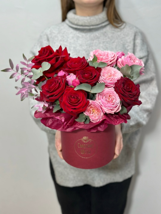 Красные розы с пионовидными в коробке