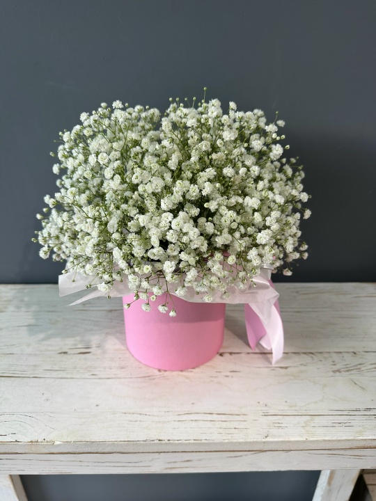 Нежная композиция с белой воздушной гипсофилой