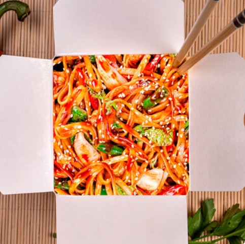 Wok по-тайски с курицей и яичной лапшой