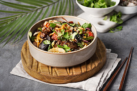 Чоу мейн со свининой и кантонским соусом