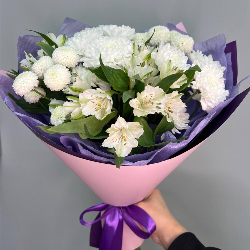 Букет с альстромерией и хризантемой