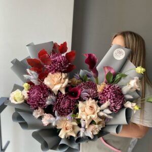 Сборный букет со строгими каллами и хризантемой бигуди