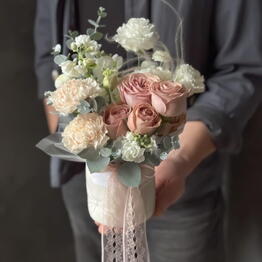 Розы, диантусы, маттиола, эустома и эвкалипт в стильном кашпо