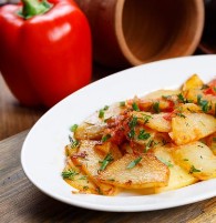 Картофель, жаренный с луком и томатом