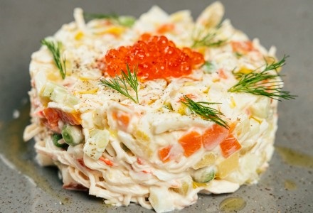 Оливье со снежным крабом и красной икрой