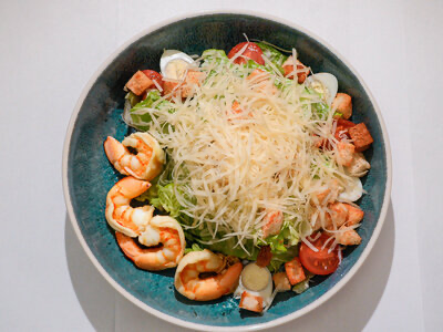 Салат Цезарь с креветками