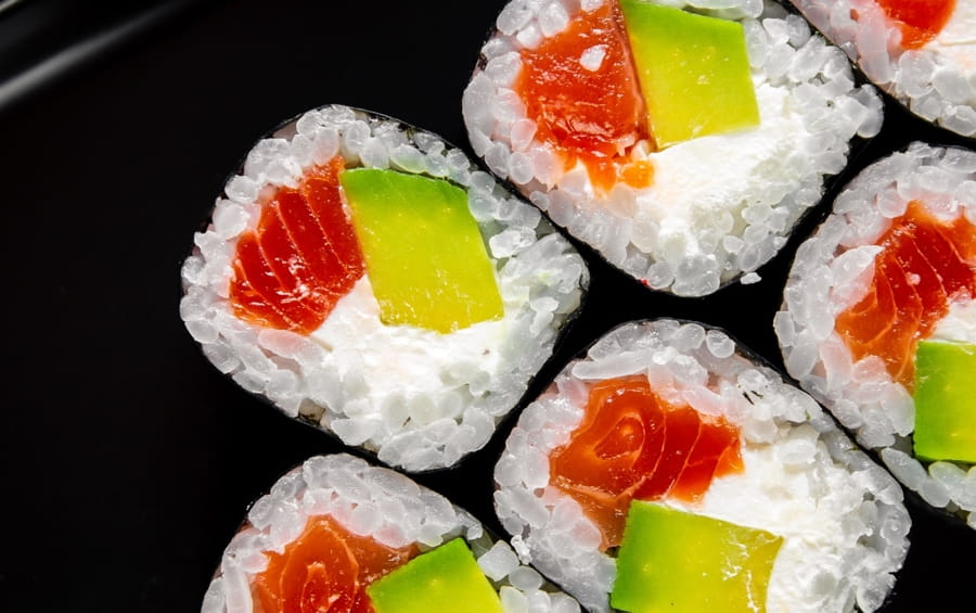 Маки с авокадо и лососем