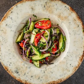 Салат из свежих овощей с грецкими орехами