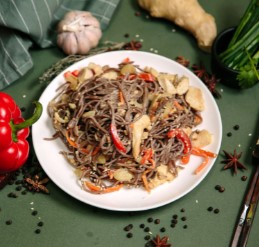 Соба с куриным филе кисло-сладком соусе