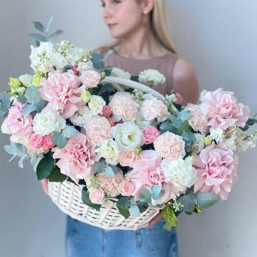 Корзина с цветами французкие розы и эустома