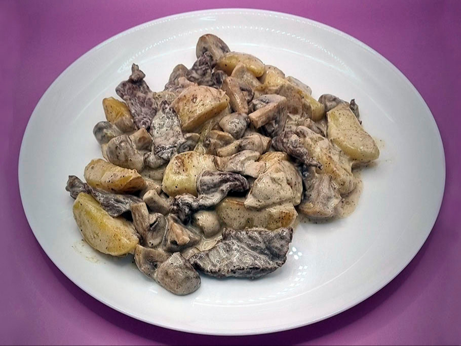 Картофель с говядиной в сливочном соусе