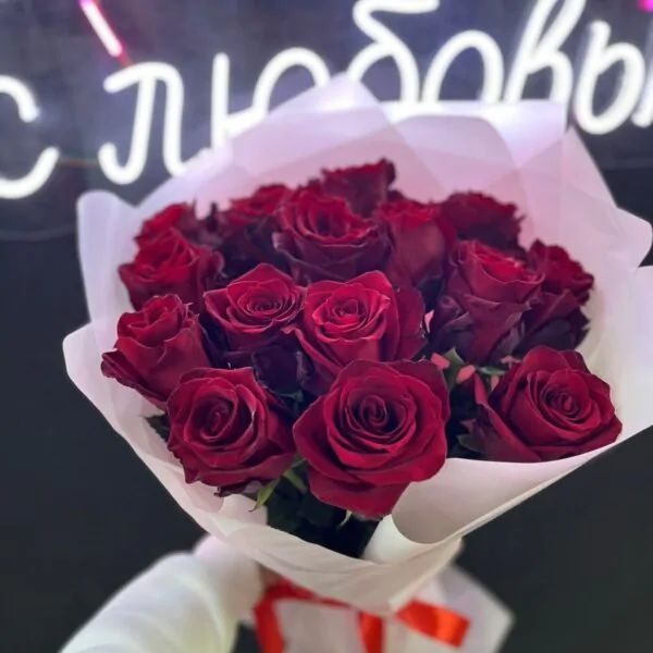Букет из 15 бордовых роз в матовой объёмной упаковке