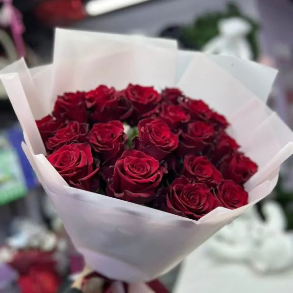 Букет из 19 темно-красных роз в белой упаковке