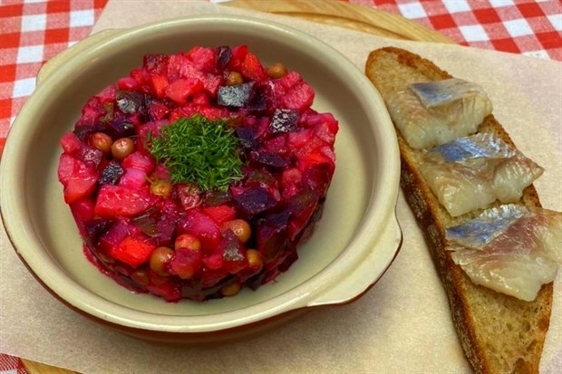 Винегрет с селедкой и ржаным хлебом