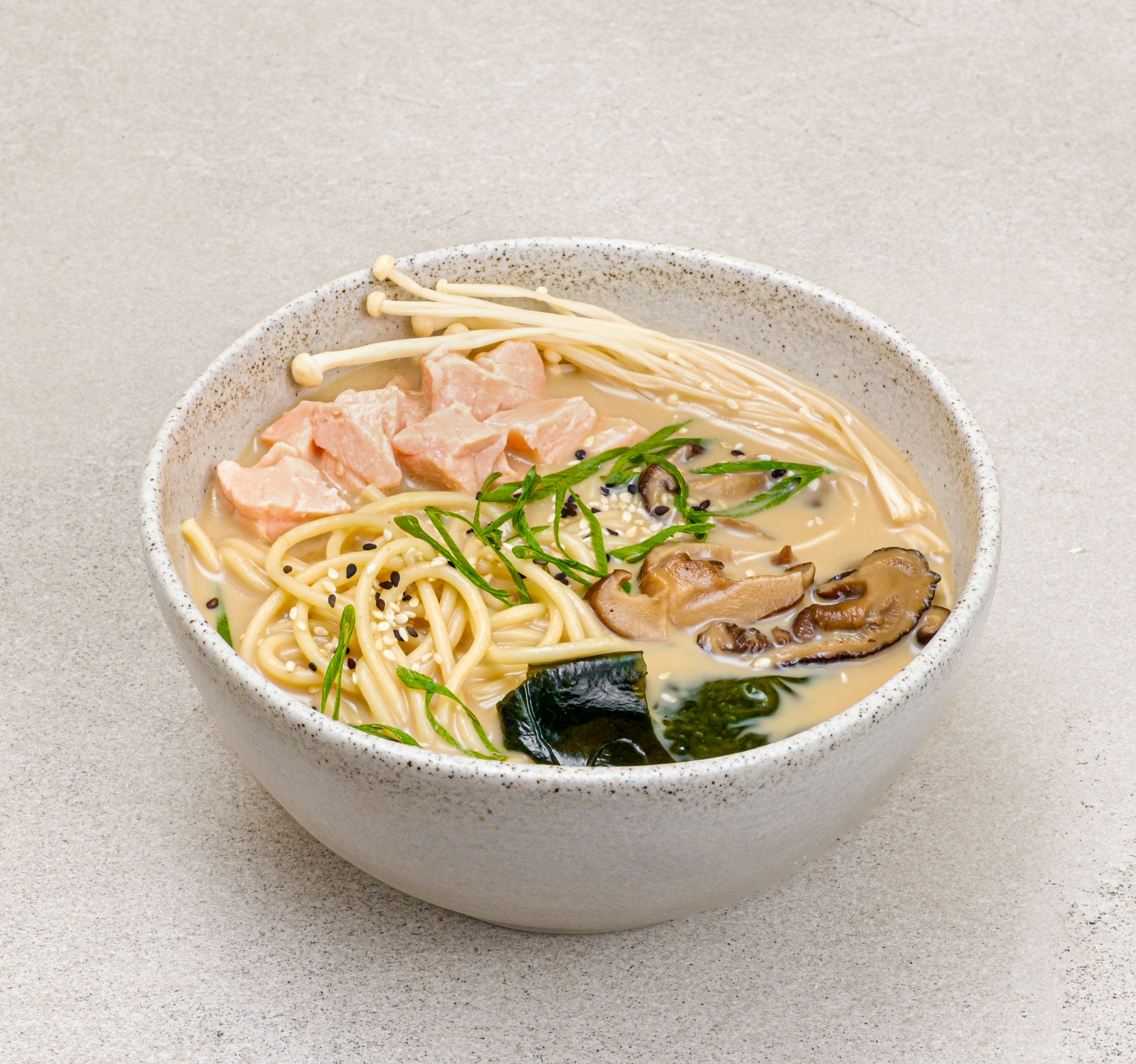 Рамен с лососем и эноки