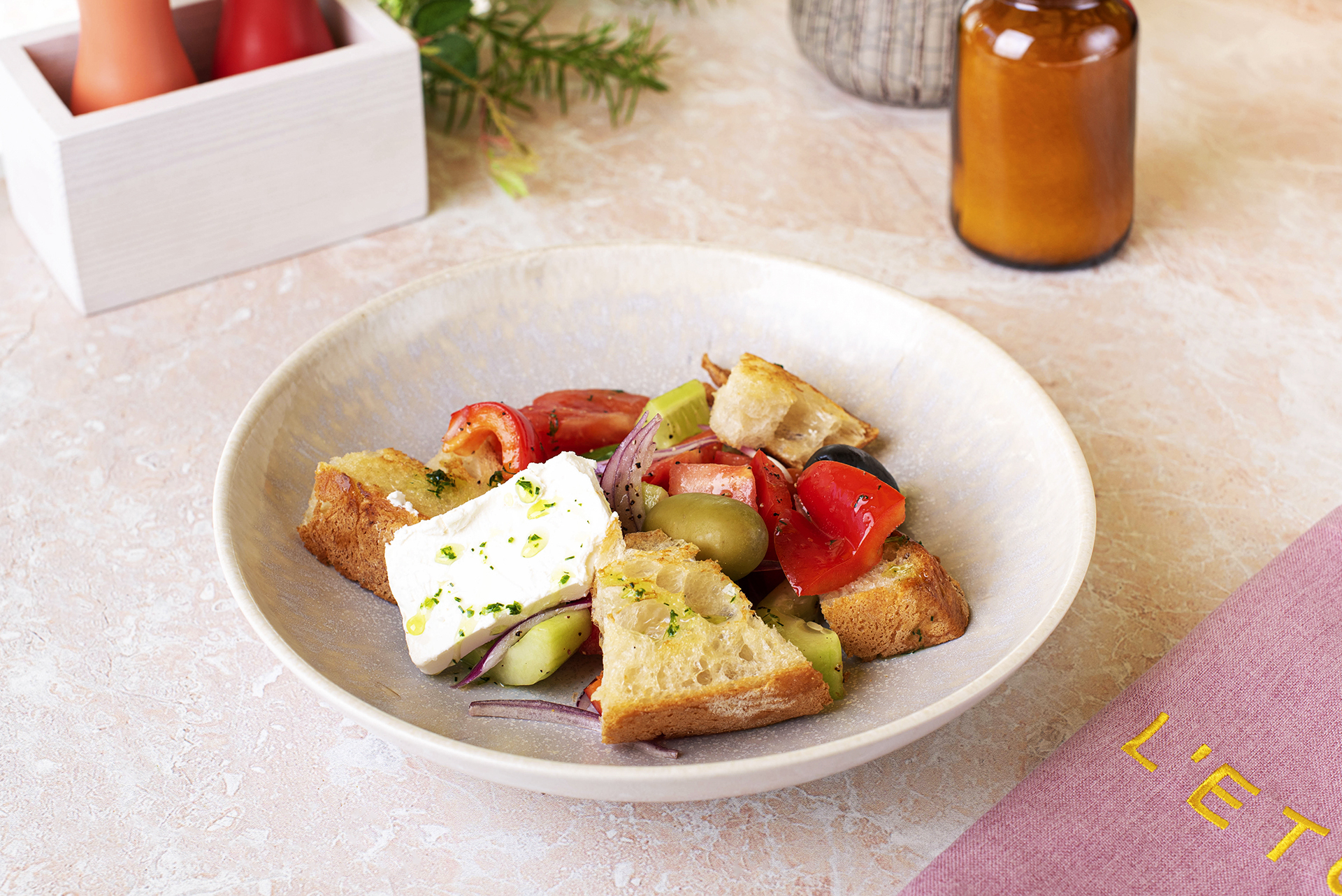 Греческий салат с крутонами