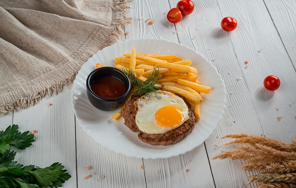 Бифштекс с яйцом