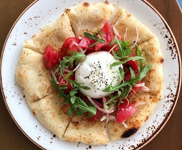 Фокачча с бурратой и томатами