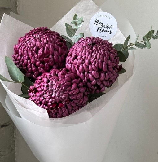 Букетик с хризантемами «Бигуди» и эвкалиптом