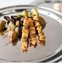 Шашлычок из кальмара с оливкой 1 шт.