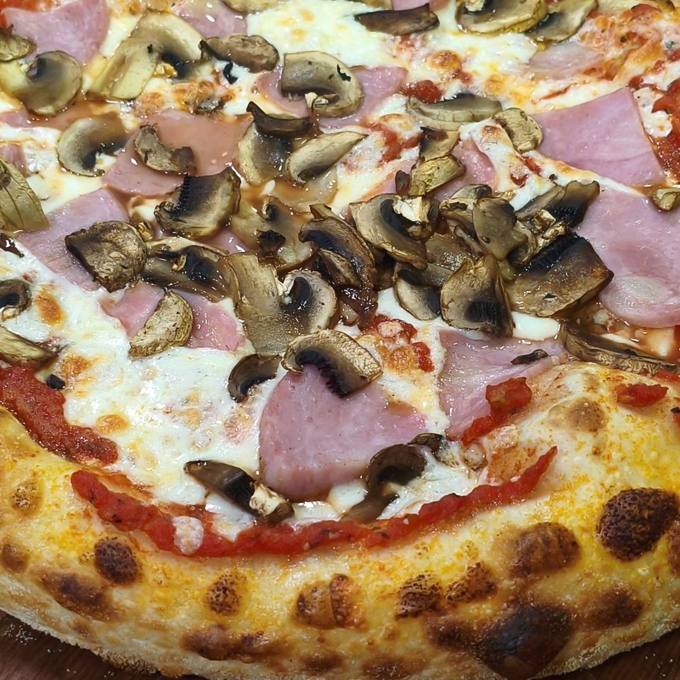 Пицца Ветчина и грибы томатная