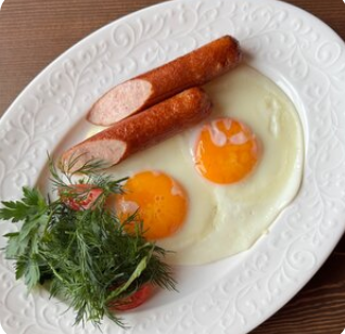 Глазунья с колбасками