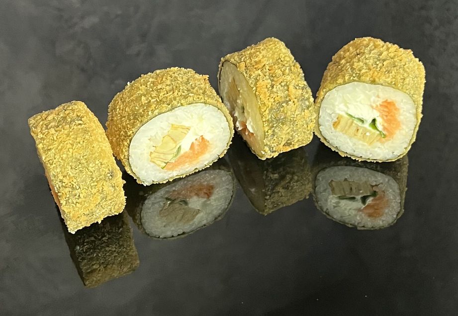 Темпура с копчёным лососем и зелёным луком 4шт