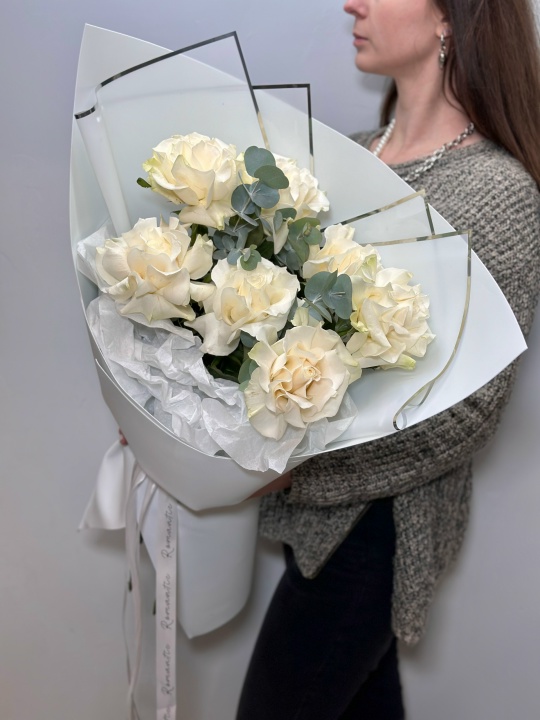 Белые французские розы с эвкалиптом